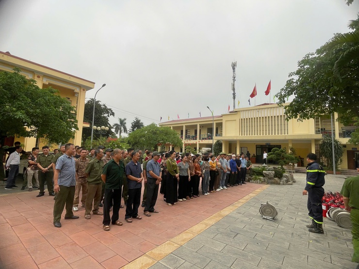 Hội nghị huấn luyện nghiệp vụ PCCC và CNCH cho lực lượng dân phòng PCCC và CNCH, các đồng chí Trưởng thôn, lực lượng ANTT; Đội PCCC và CNCH cơ sở thuộc cơ quan UBND xã Thiên Lộc.- Ảnh 11.