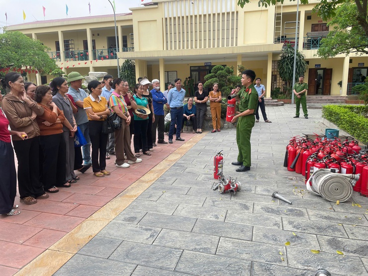 Hội nghị huấn luyện nghiệp vụ PCCC và CNCH cho lực lượng dân phòng PCCC và CNCH, các đồng chí Trưởng thôn, lực lượng ANTT; Đội PCCC và CNCH cơ sở thuộc cơ quan UBND xã Thiên Lộc.- Ảnh 12.