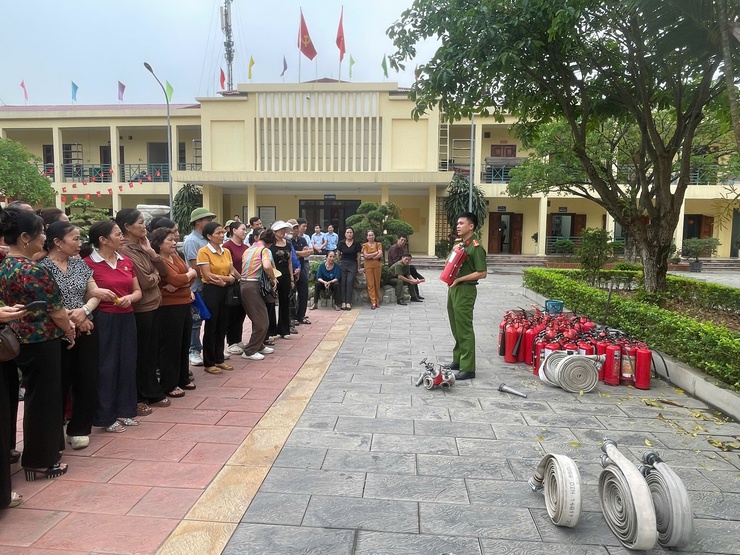 Hội nghị huấn luyện nghiệp vụ PCCC và CNCH cho lực lượng dân phòng PCCC và CNCH, các đồng chí Trưởng thôn, lực lượng ANTT; Đội PCCC và CNCH cơ sở thuộc cơ quan UBND xã Thiên Lộc.- Ảnh 10.