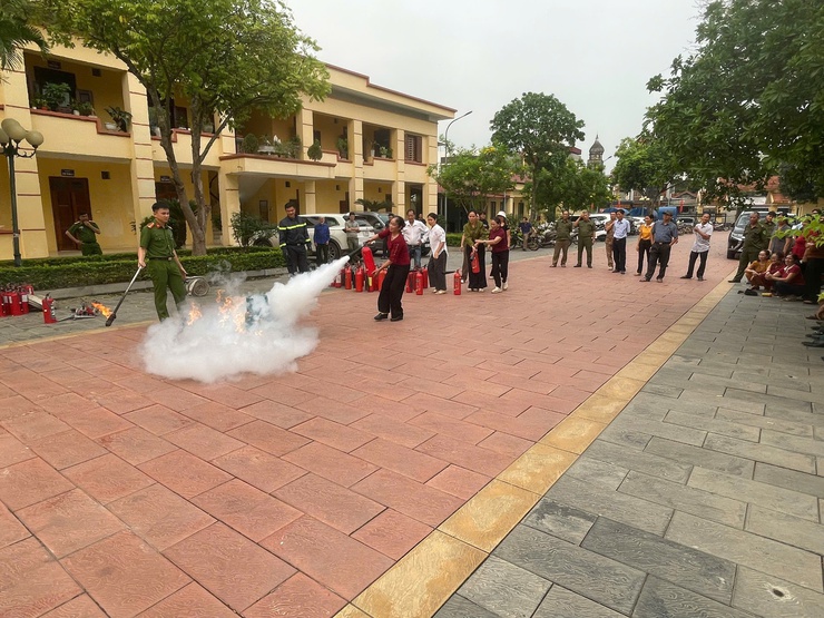 Hội nghị huấn luyện nghiệp vụ PCCC và CNCH cho lực lượng dân phòng PCCC và CNCH, các đồng chí Trưởng thôn, lực lượng ANTT; Đội PCCC và CNCH cơ sở thuộc cơ quan UBND xã Thiên Lộc.- Ảnh 14.