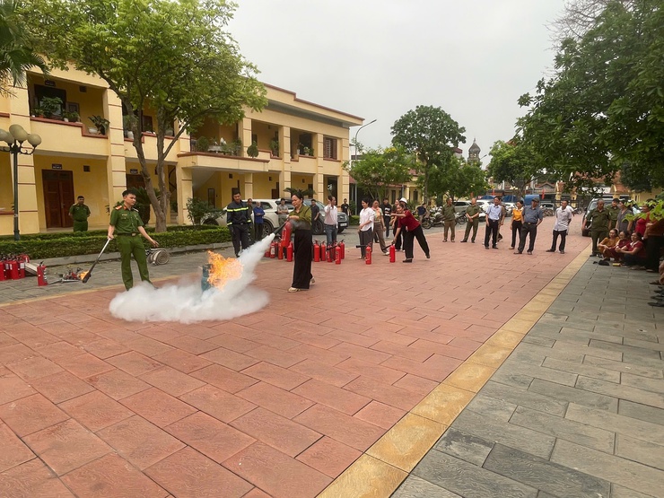 Hội nghị huấn luyện nghiệp vụ PCCC và CNCH cho lực lượng dân phòng PCCC và CNCH, các đồng chí Trưởng thôn, lực lượng ANTT; Đội PCCC và CNCH cơ sở thuộc cơ quan UBND xã Thiên Lộc.- Ảnh 15.