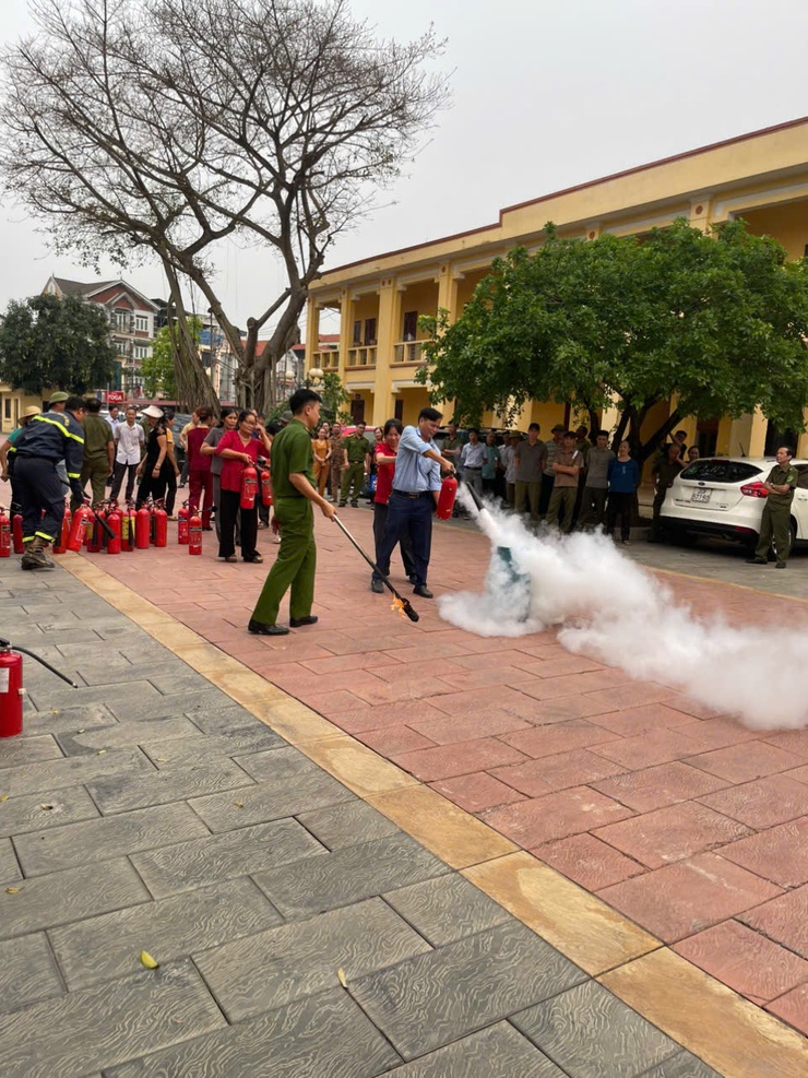 Hội nghị huấn luyện nghiệp vụ PCCC và CNCH cho lực lượng dân phòng PCCC và CNCH, các đồng chí Trưởng thôn, lực lượng ANTT; Đội PCCC và CNCH cơ sở thuộc cơ quan UBND xã Thiên Lộc.- Ảnh 16.