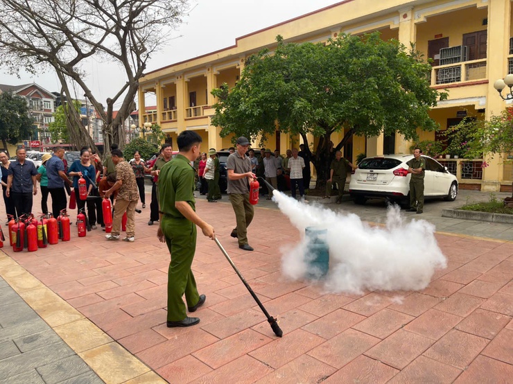 Hội nghị huấn luyện nghiệp vụ PCCC và CNCH cho lực lượng dân phòng PCCC và CNCH, các đồng chí Trưởng thôn, lực lượng ANTT; Đội PCCC và CNCH cơ sở thuộc cơ quan UBND xã Thiên Lộc.- Ảnh 13.