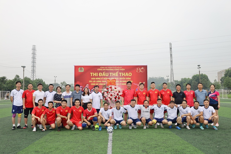 Công an phường Tùng Thiện tổ chức giao lưu bóng đá, pickleball tăng cường đoàn kết- Ảnh 1.