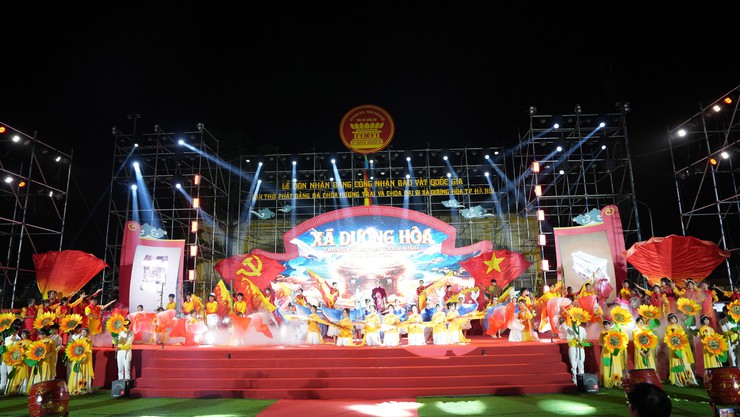 Xã Dương Hoà tổ chức Lễ đón nhận Bằng công nhận Bảo vật Quốc gia Bàn thờ Phật bằng đá tại chùa Hương Trai và chùa Đại Bi - Ảnh 10.