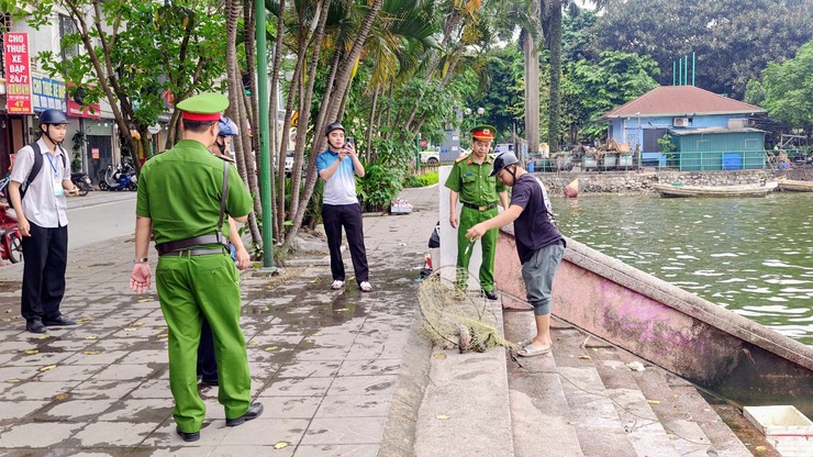 Ra quân ngăn chặn, xử lý vi phạm, đảm bảo vệ sinh môi trường, trật tự, mỹ quan đô thị khu vực hồ Tây- Ảnh 2.