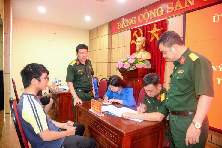 UBND phường Tây Hồ tổ chức đăng ký nghĩa vụ quân sự, quân nhân dự bị, phương tiện kỹ thuật dự bị và dân quân tự vệ năm 2026- Ảnh 4.