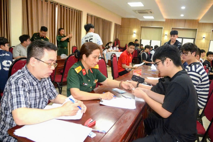 UBND phường Tây Hồ tổ chức đăng ký nghĩa vụ quân sự, quân nhân dự bị, phương tiện kỹ thuật dự bị và dân quân tự vệ năm 2026- Ảnh 6.