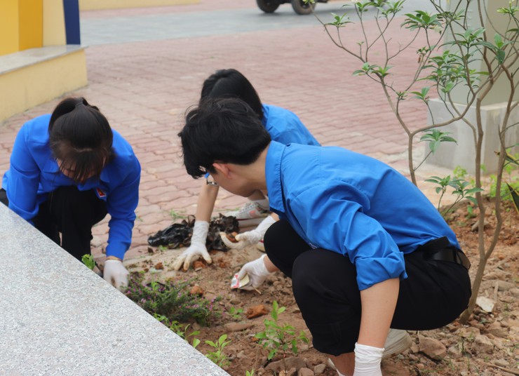 Tuổi trẻ chung tay vì cộng đồng, lan tỏa yêu thương tại xã đảo Minh Châu.- Ảnh 13.