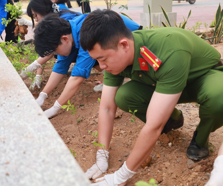 Tuổi trẻ chung tay vì cộng đồng, lan tỏa yêu thương tại xã đảo Minh Châu.- Ảnh 12.