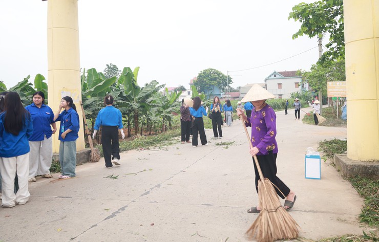 Tuổi trẻ chung tay vì cộng đồng, lan tỏa yêu thương tại xã đảo Minh Châu.- Ảnh 15.