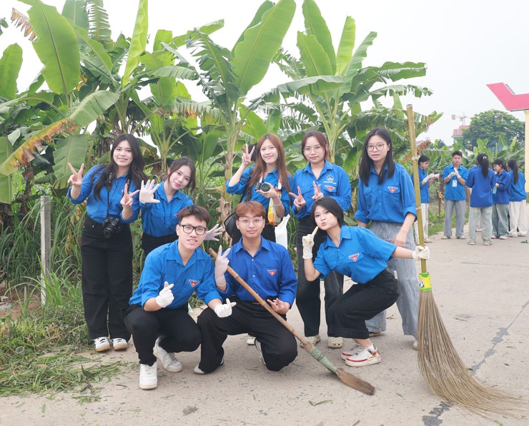 Tuổi trẻ chung tay vì cộng đồng, lan tỏa yêu thương tại xã đảo Minh Châu.- Ảnh 16.