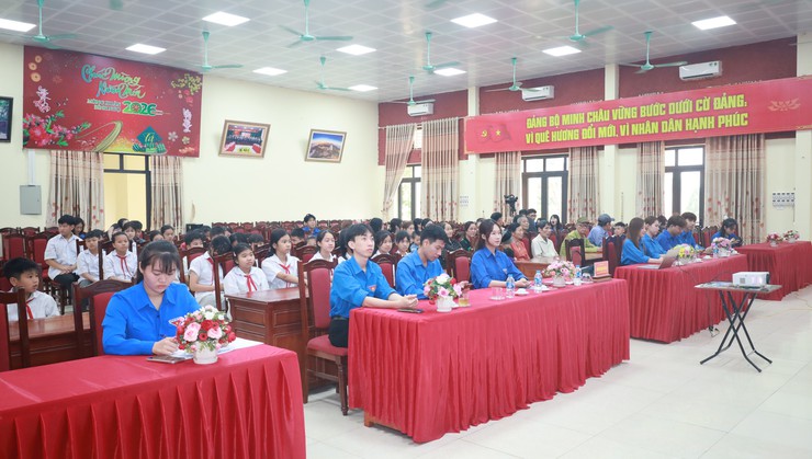 Tuổi trẻ chung tay vì cộng đồng, lan tỏa yêu thương tại xã đảo Minh Châu.- Ảnh 2.