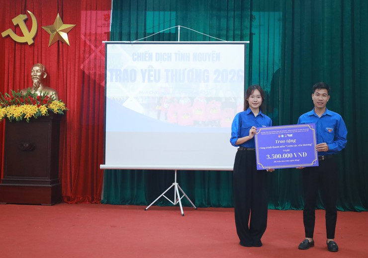 Tuổi trẻ chung tay vì cộng đồng, lan tỏa yêu thương tại xã đảo Minh Châu.- Ảnh 4.