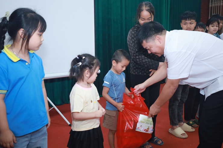 Tuổi trẻ chung tay vì cộng đồng, lan tỏa yêu thương tại xã đảo Minh Châu.- Ảnh 6.