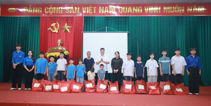 Tuổi trẻ chung tay vì cộng đồng, lan tỏa yêu thương tại xã đảo Minh Châu.- Ảnh 9.