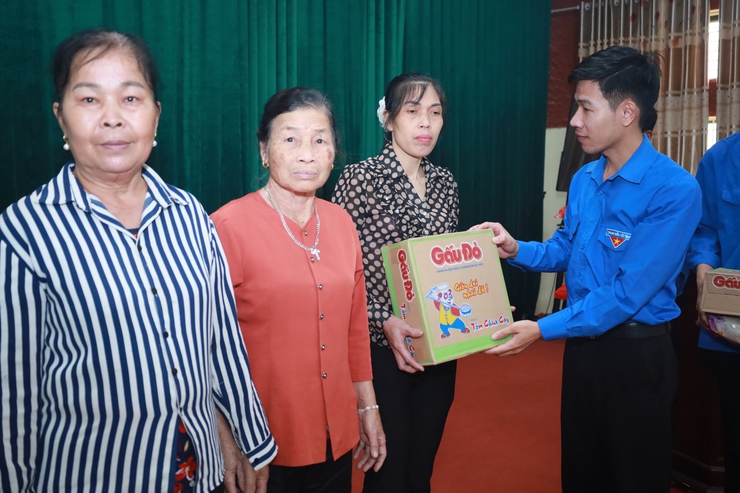 Tuổi trẻ chung tay vì cộng đồng, lan tỏa yêu thương tại xã đảo Minh Châu.- Ảnh 8.