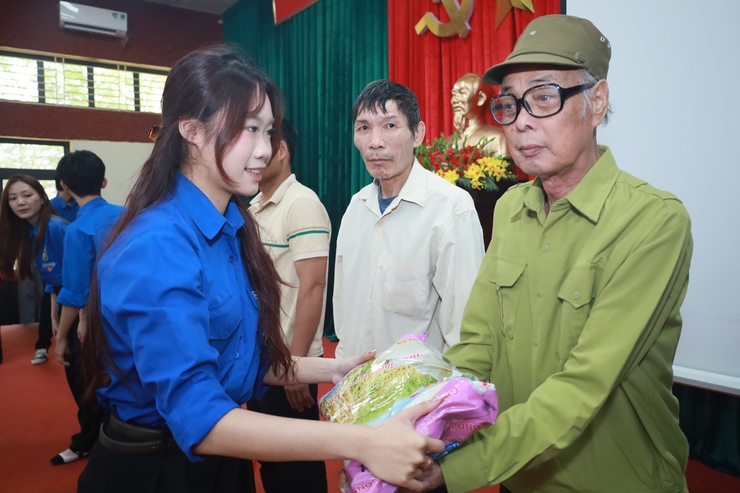 Tuổi trẻ chung tay vì cộng đồng, lan tỏa yêu thương tại xã đảo Minh Châu.- Ảnh 7.