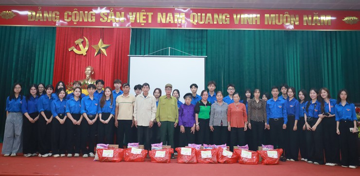 Tuổi trẻ chung tay vì cộng đồng, lan tỏa yêu thương tại xã đảo Minh Châu.- Ảnh 10.