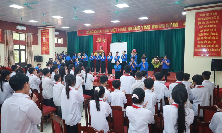 Tuổi trẻ chung tay vì cộng đồng, lan tỏa yêu thương tại xã đảo Minh Châu.- Ảnh 17.