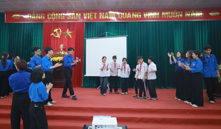 Tuổi trẻ chung tay vì cộng đồng, lan tỏa yêu thương tại xã đảo Minh Châu.- Ảnh 18.