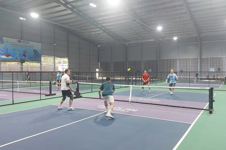 Công an phường Tùng Thiện tổ chức giao lưu bóng đá, pickleball tăng cường đoàn kết- Ảnh 3.