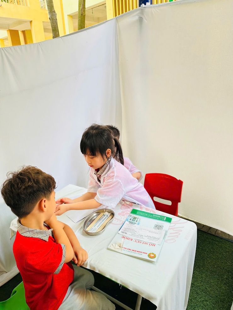 TRƯỜNG MẦM NON TRẦN PHÚ TỔ CHỨC HOẠT ĐỘNG TRẢI NGHIỆM “BIỆT ĐỘI BLOUSE TRẮNG TÝ HON” NĂM HỌC 2025–2026- Ảnh 1.