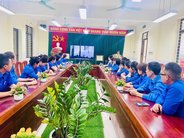 Chi đoàn trường Mầm non Thuần Mỹ tổ chức sinh hoạt chi đoàn tháng 4 với chủ đề "Đất nước trọn niềm vui"- Ảnh 1.