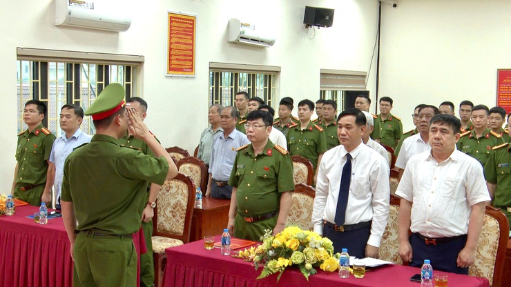 CÔNG AN XÃ THƯ LÂM TRANG TRỌNG TỔ CHỨC LỄ KỶ NIỆM 80 NĂM NGÀY TRUYỀN THỐNG CÁC LỰC LƯỢNG TRONG CÔNG AN NHÂN DÂN- Ảnh 1.