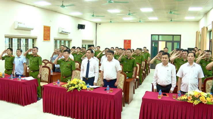 CÔNG AN XÃ THƯ LÂM TRANG TRỌNG TỔ CHỨC LỄ KỶ NIỆM 80 NĂM NGÀY TRUYỀN THỐNG CÁC LỰC LƯỢNG TRONG CÔNG AN NHÂN DÂN- Ảnh 4.