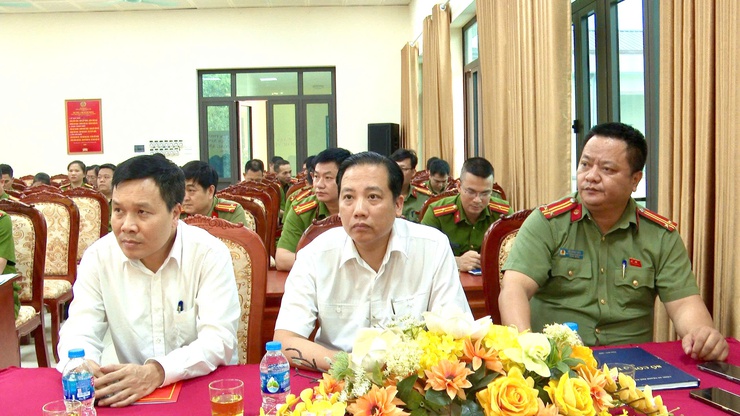 CÔNG AN XÃ THƯ LÂM TRANG TRỌNG TỔ CHỨC LỄ KỶ NIỆM 80 NĂM NGÀY TRUYỀN THỐNG CÁC LỰC LƯỢNG TRONG CÔNG AN NHÂN DÂN- Ảnh 6.