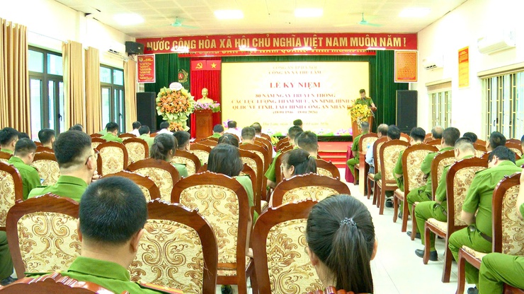 CÔNG AN XÃ THƯ LÂM TRANG TRỌNG TỔ CHỨC LỄ KỶ NIỆM 80 NĂM NGÀY TRUYỀN THỐNG CÁC LỰC LƯỢNG TRONG CÔNG AN NHÂN DÂN- Ảnh 7.