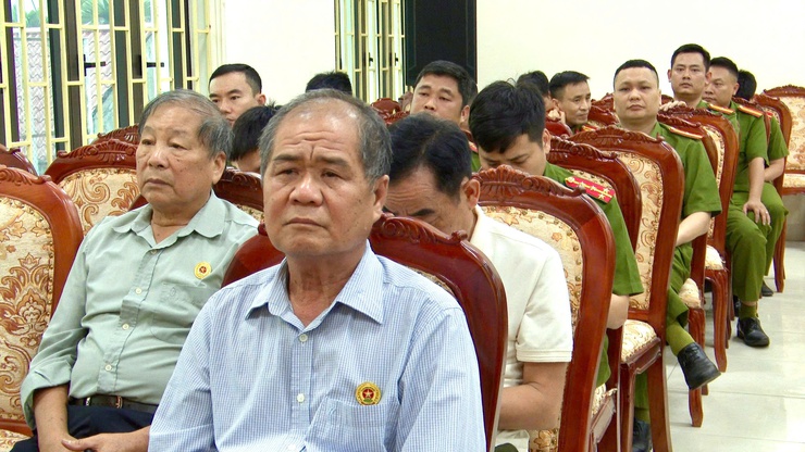 CÔNG AN XÃ THƯ LÂM TRANG TRỌNG TỔ CHỨC LỄ KỶ NIỆM 80 NĂM NGÀY TRUYỀN THỐNG CÁC LỰC LƯỢNG TRONG CÔNG AN NHÂN DÂN- Ảnh 8.