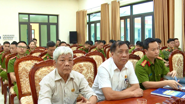 CÔNG AN XÃ THƯ LÂM TRANG TRỌNG TỔ CHỨC LỄ KỶ NIỆM 80 NĂM NGÀY TRUYỀN THỐNG CÁC LỰC LƯỢNG TRONG CÔNG AN NHÂN DÂN- Ảnh 9.