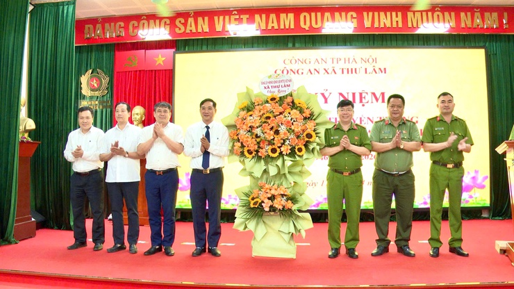 CÔNG AN XÃ THƯ LÂM TRANG TRỌNG TỔ CHỨC LỄ KỶ NIỆM 80 NĂM NGÀY TRUYỀN THỐNG CÁC LỰC LƯỢNG TRONG CÔNG AN NHÂN DÂN- Ảnh 11.