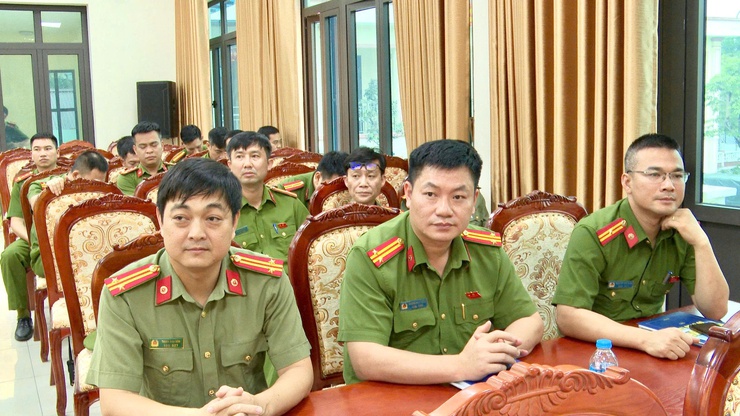 CÔNG AN XÃ THƯ LÂM TRANG TRỌNG TỔ CHỨC LỄ KỶ NIỆM 80 NĂM NGÀY TRUYỀN THỐNG CÁC LỰC LƯỢNG TRONG CÔNG AN NHÂN DÂN- Ảnh 17.