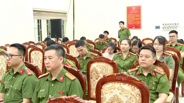 CÔNG AN XÃ THƯ LÂM TRANG TRỌNG TỔ CHỨC LỄ KỶ NIỆM 80 NĂM NGÀY TRUYỀN THỐNG CÁC LỰC LƯỢNG TRONG CÔNG AN NHÂN DÂN- Ảnh 18.