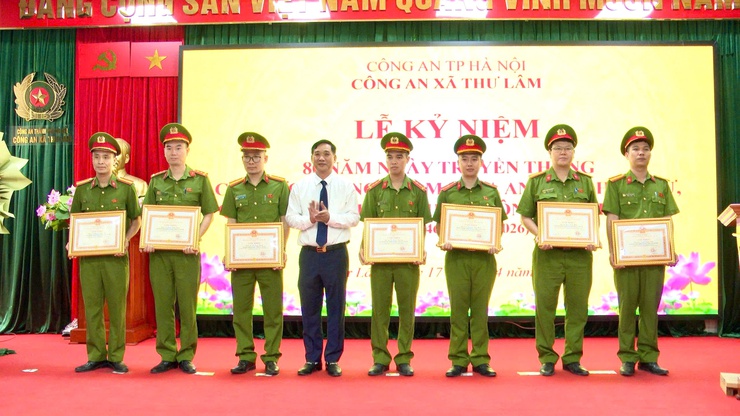 CÔNG AN XÃ THƯ LÂM TRANG TRỌNG TỔ CHỨC LỄ KỶ NIỆM 80 NĂM NGÀY TRUYỀN THỐNG CÁC LỰC LƯỢNG TRONG CÔNG AN NHÂN DÂN- Ảnh 13.