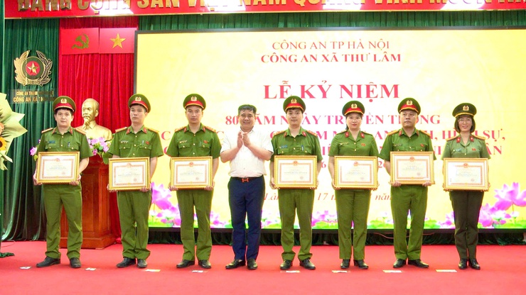 CÔNG AN XÃ THƯ LÂM TRANG TRỌNG TỔ CHỨC LỄ KỶ NIỆM 80 NĂM NGÀY TRUYỀN THỐNG CÁC LỰC LƯỢNG TRONG CÔNG AN NHÂN DÂN- Ảnh 14.