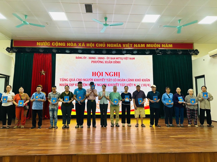 Phường Xuân Đỉnh trao 82 suất quà cho người khuyết tật có hoàn cảnh khó khăn- Ảnh 4.