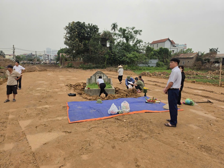 Thôn Hải Bối đẩy nhanh di chuyển mộ phục vụ giải phóng mặt bằng Dự án Thành phố Thông minh- Ảnh 2.