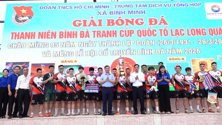 Bế mạc Giải bóng đá thanh niên Bình Đà chào mừng kỷ niệm 95 năm ngày thành lập đoàn TNCS Hồ Chí Minh, mừng lễ hội cổ truyền làng Bình Đà năm 2026 - Ảnh 4.