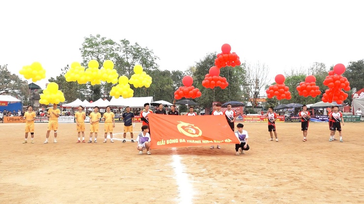 Bế mạc Giải bóng đá thanh niên Bình Đà chào mừng kỷ niệm 95 năm ngày thành lập đoàn TNCS Hồ Chí Minh, mừng lễ hội cổ truyền làng Bình Đà năm 2026 - Ảnh 3.