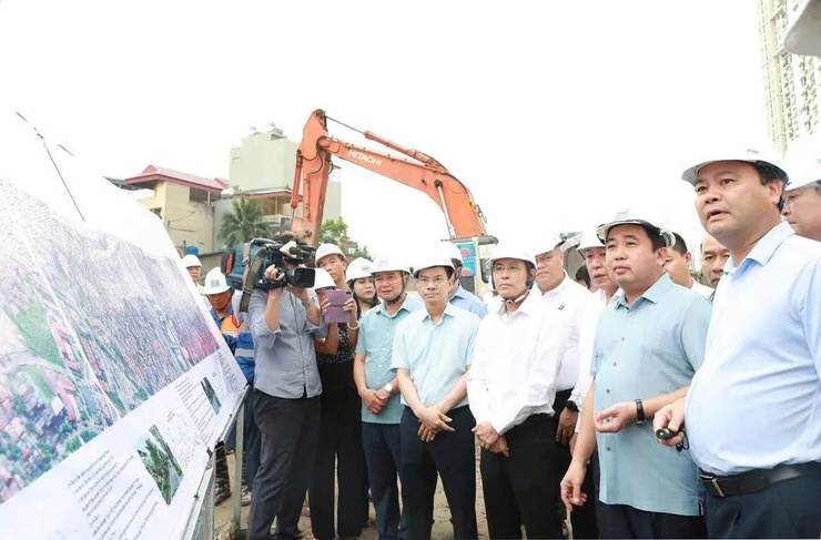 ĐỒNG CHÍ BÍ THƯ THÀNH ỦY HÀ NỘI KIỂM TRA THỰC ĐỊA DỰ ÁN ĐƯỜNG VÀNH ĐAI 2.5 QUA ĐỊA BÀN PHƯỜNG CẦU GIẤY- Ảnh 2.