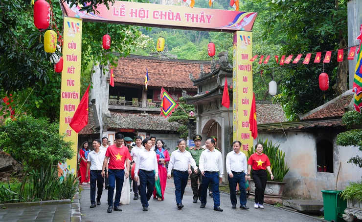 Đồng chí Chủ tịch UBND thành phố Hà Nội Vũ Đại Thắng dâng hương tại Chùa Thầy- Ảnh 1.