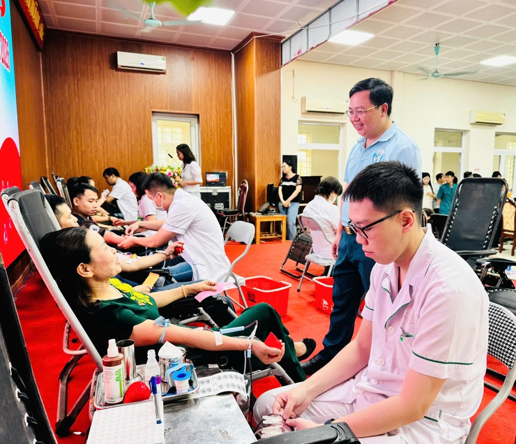 "Giọt hồng Nam Phù" 2026: Hiến giọt máu đào - thắp sáng hy vọng- Ảnh 3.