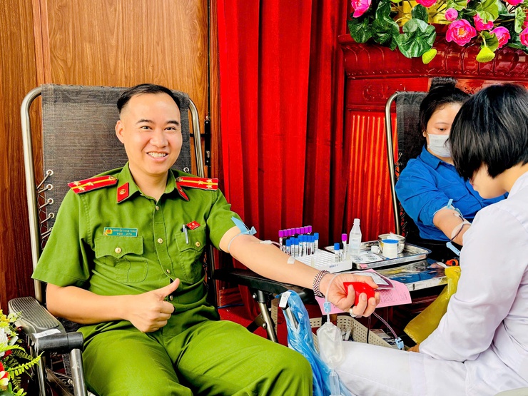 "Giọt hồng Nam Phù" 2026: Hiến giọt máu đào - thắp sáng hy vọng- Ảnh 7.