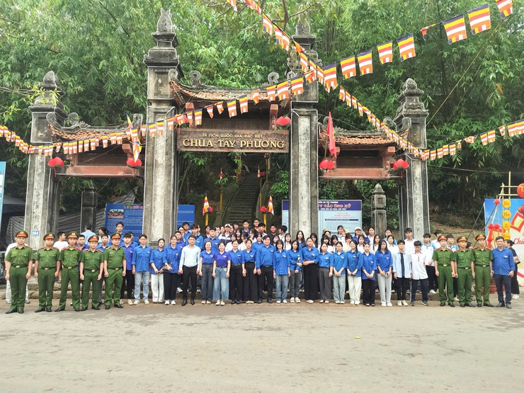 Tuổi trẻ Tây Phương ra quân vệ sinh môi trường, sẵn sàng khai hội lễ hội truyền thống quốc gia Chùa Tây Phương 2026- Ảnh 1.