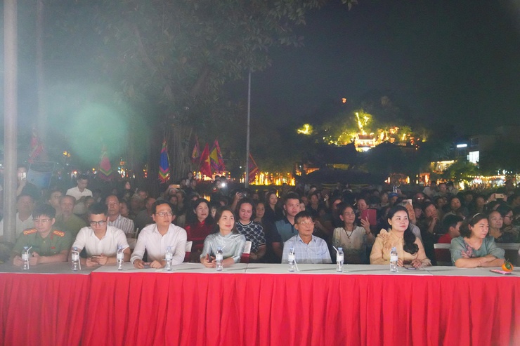 Chùa Thầy đêm 3D Mapping – đẹp “mê ly”, người xem đông chưa từng có ước tính có hơn 20.000 lượt đại biểu, nhân dân và du khách đã trực tiếp thưởng thức chương trình- Ảnh 3.