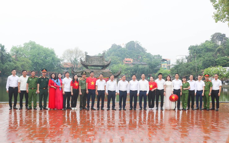 Đồng chí Chủ tịch UBND thành phố Hà Nội Vũ Đại Thắng dâng hương tại Chùa Thầy- Ảnh 10.